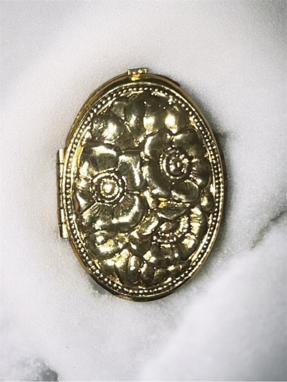 Vintage Oval Locket Necklace Gold Tone Floral Engraved Photo Pendant 24” Chain
